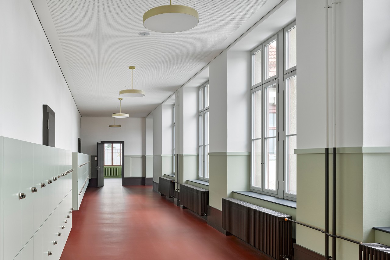 Wehrlitrakt – Blick in den Korridor mit Garderobenschränken (Bild: Seraina Wirz, Zürich)